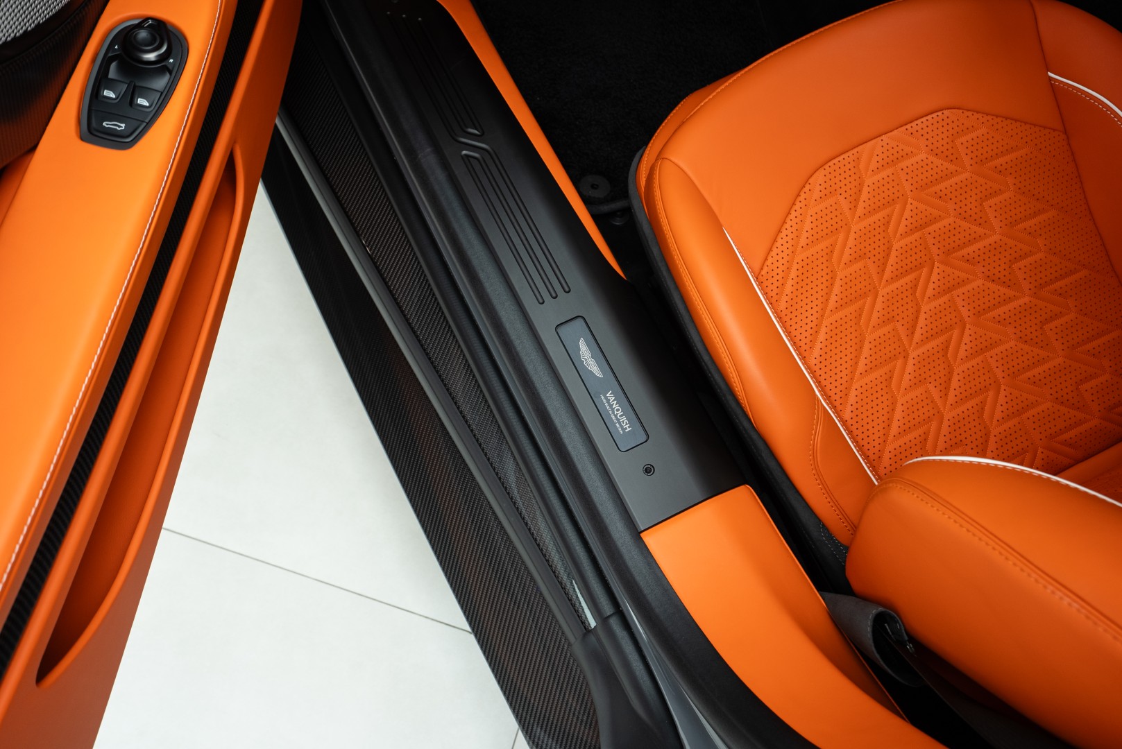 2025 ASTON MARTIN VANQUISH. FULL CARBON.